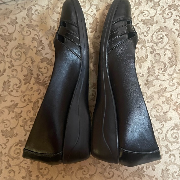 Aerocushion Black Wedges with Criss-Cross Design - Size 9.5 - Like new! - Picture 3 of 5